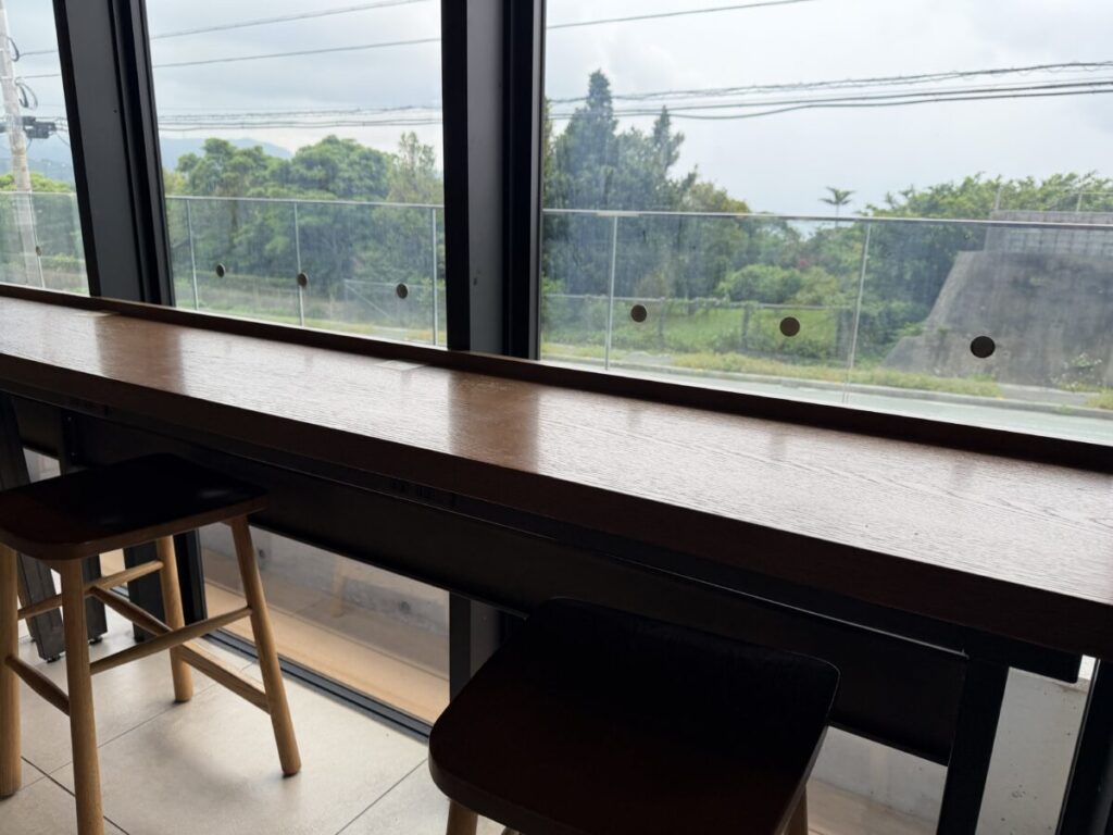 沖縄本部町店のスターバックス1階席は電源席と絶景の海