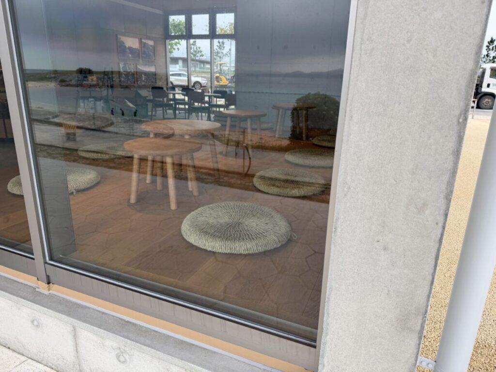 沖縄名護21世紀の森公園のスターバックスはファミリーに優しい小上がり席があり、海が目の前