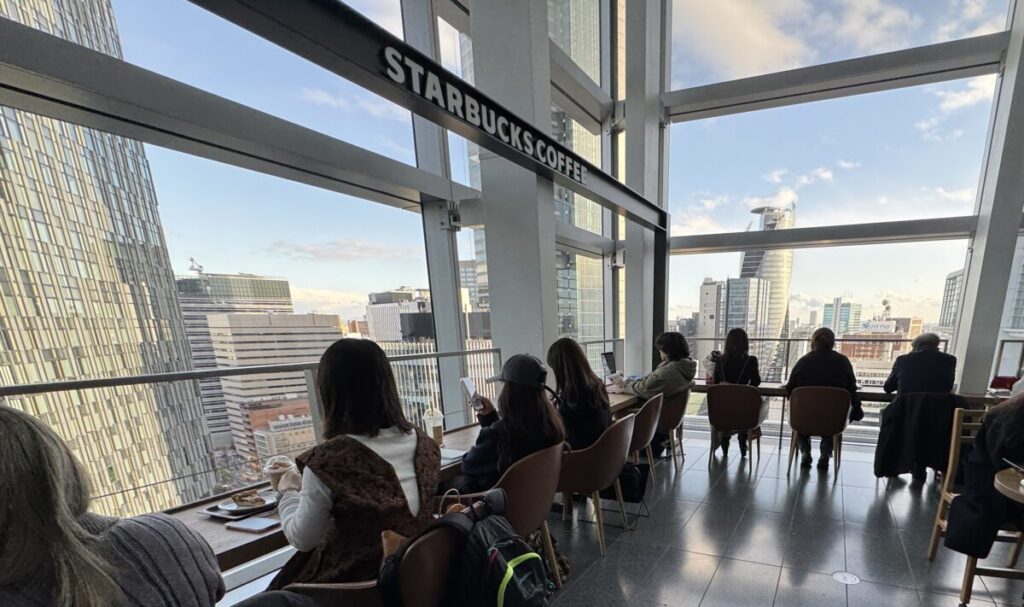 名古屋JRセントラルタワーズ店の天空オフィス　スタバは豊富な作業デスクが出張族に人気