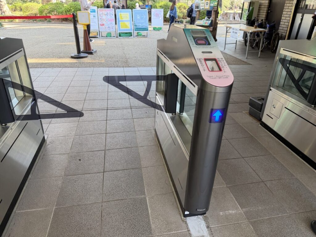 新宿御苑の入り口はsuica などの交通系ICカードでもタッチで入場できる