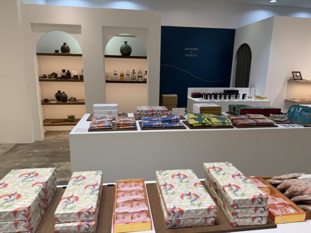 県庁前のデパートリウボウ2階の楽園百貨店はお土産天国　高級ラインが揃う