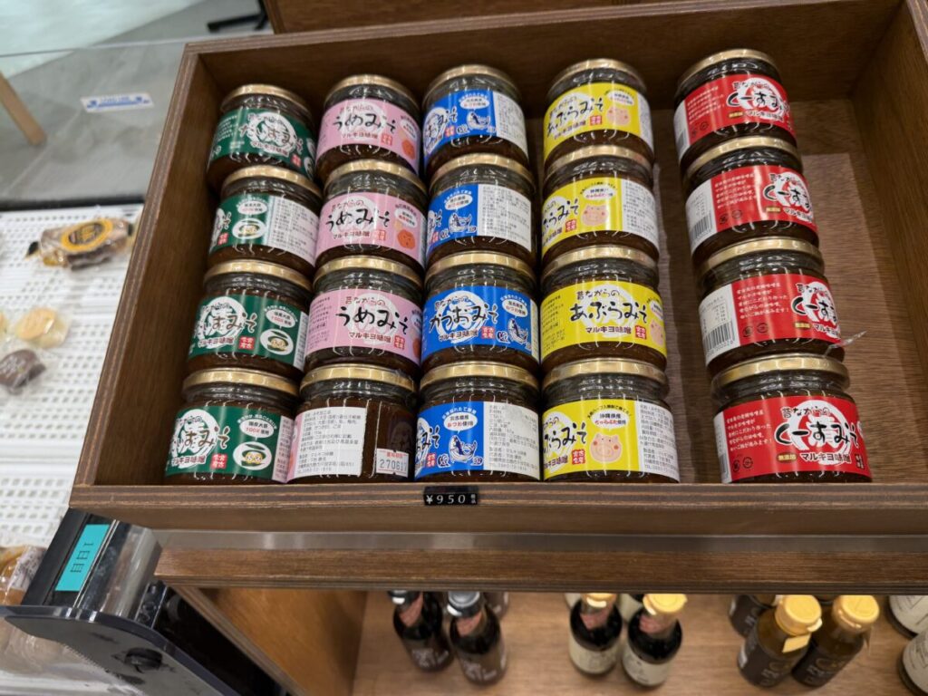 県庁前のデパートryubo2階の楽園百貨店には沖縄でしか買えない油味噌がたくさん種類揃う