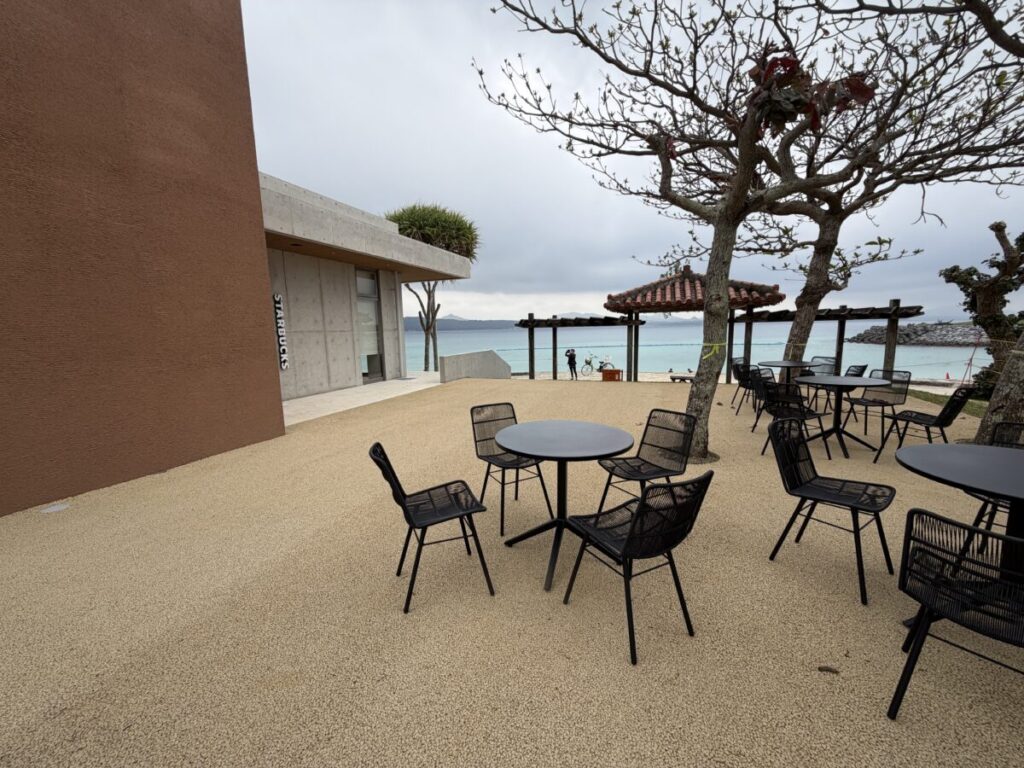 2026年4月オープン名護21世紀の森公園スターバックスは日本一海が近いスターバックスだ！テラス席の他ゴザを借りられ、コーヒーが飲める