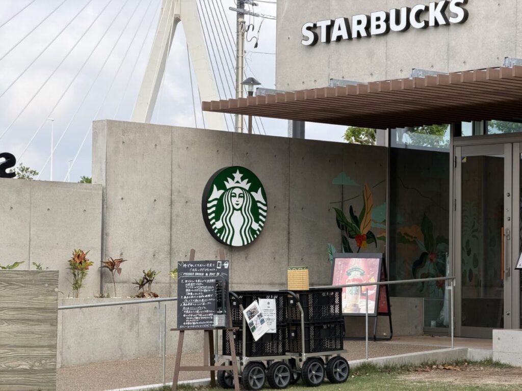 スターバックス那覇鏡原店は入り口でゴザ貸し出しサービスがある