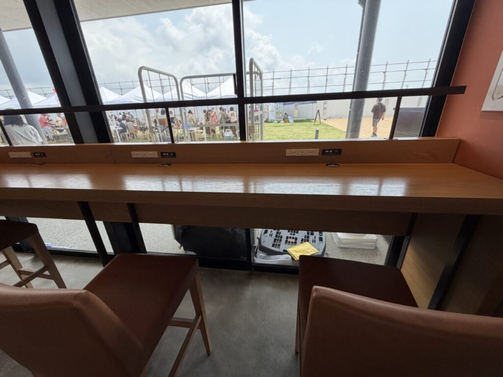 スターバックス読谷村立図書館店は電源席が豊富！