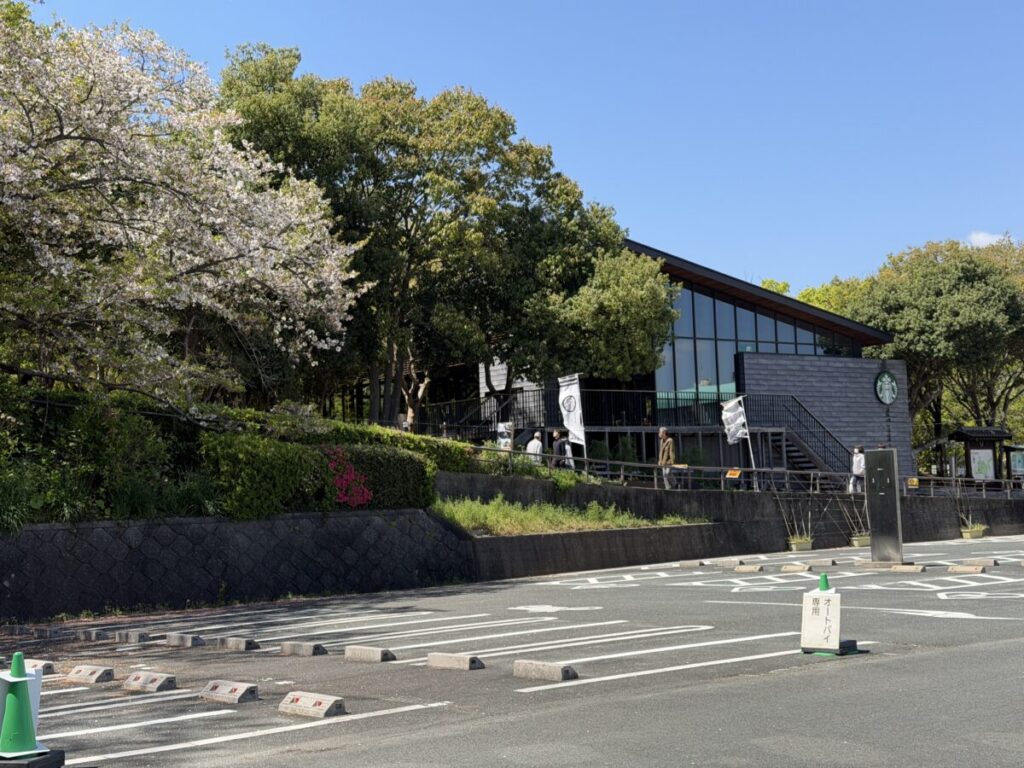 スターバックス浜松城公園店の駐車場は目の前