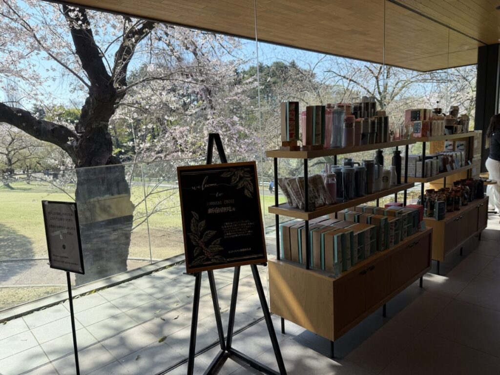 リージョナルランドマークストアの絶景スタバ　新宿御苑店は入り口から桜に迎えられる