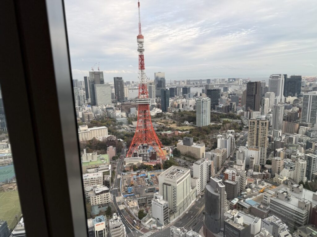 麻布台ヒルズのskyroom cafeから見える東京タワー