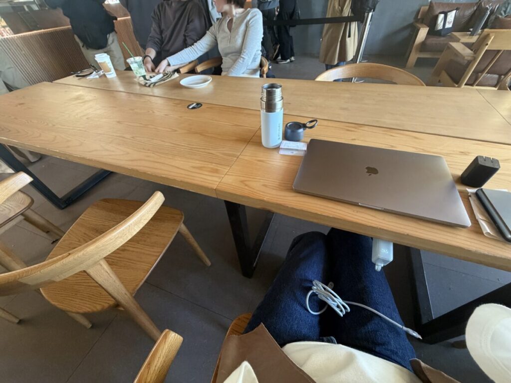新宿御苑スターバックスのテーブル席はコンセントがあって作業向き