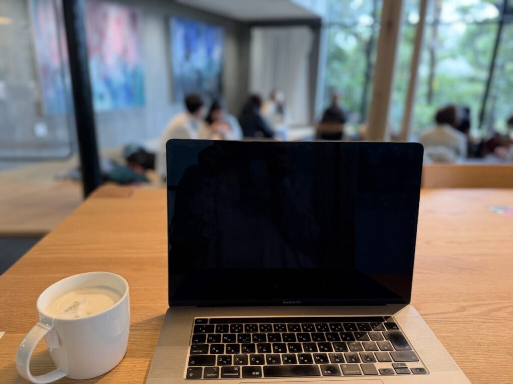 谷中スタバのコミュニティーテーブルは作業にぴったり　全てが見渡せる