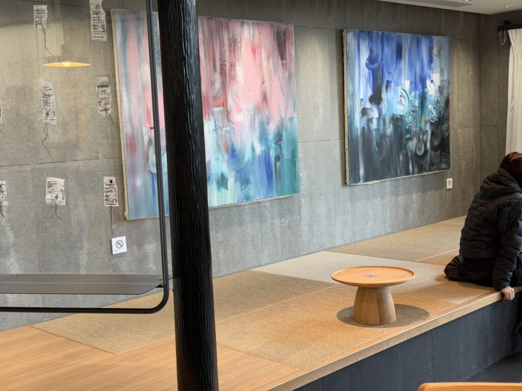 谷中スターバックスの小上がり席　靴を脱がなくてもいいけれど、脱いでもいい　アートの近く