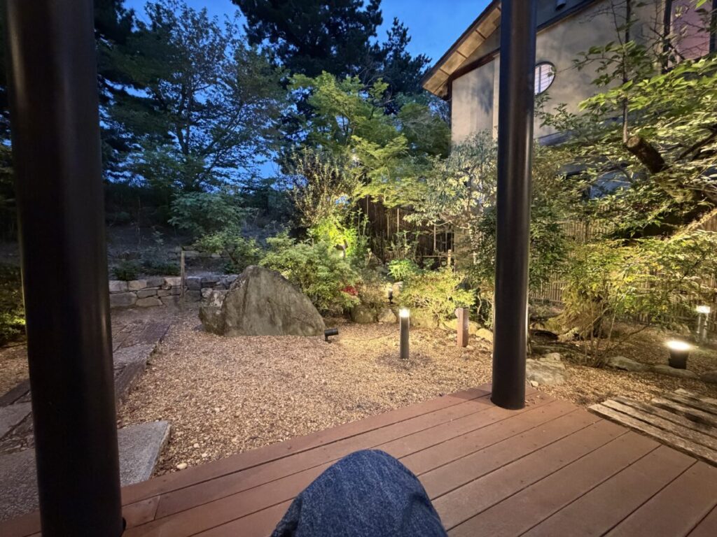 スタバ京都宇治平等院表参道店の角のテラス席からの眺め