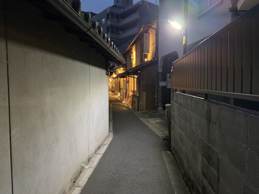 スターバックス宇治平等院店から近隣の小道の散歩道