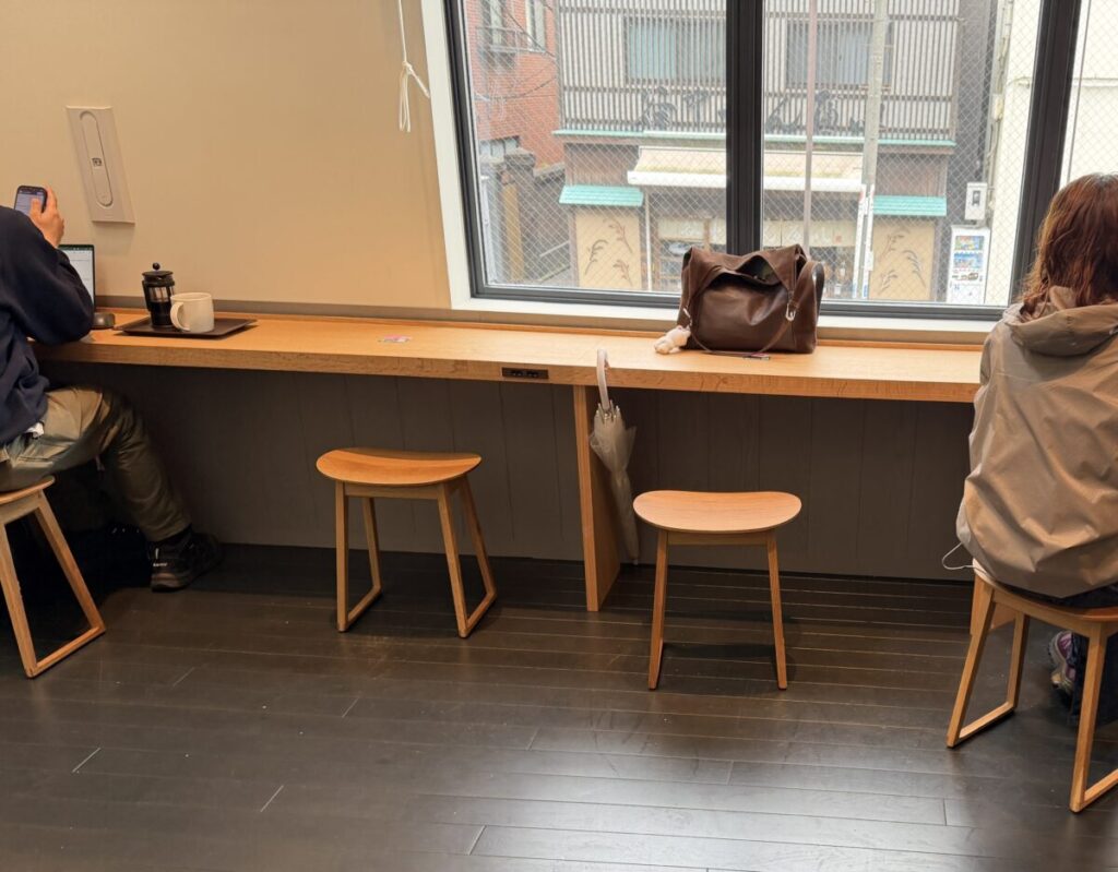 スターバックス谷中御殿坂店の電源席は中二階の窓側