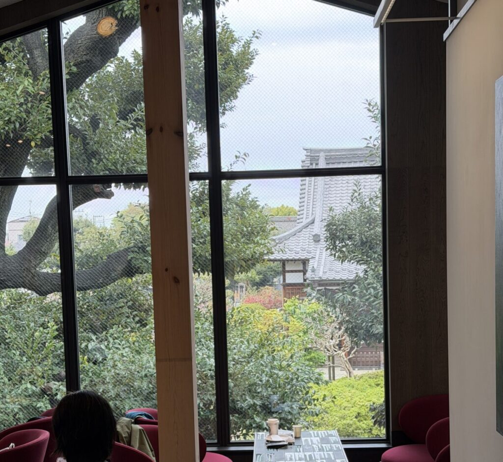 谷中スターバックスのお寺側の席はソファでゆったりした作り