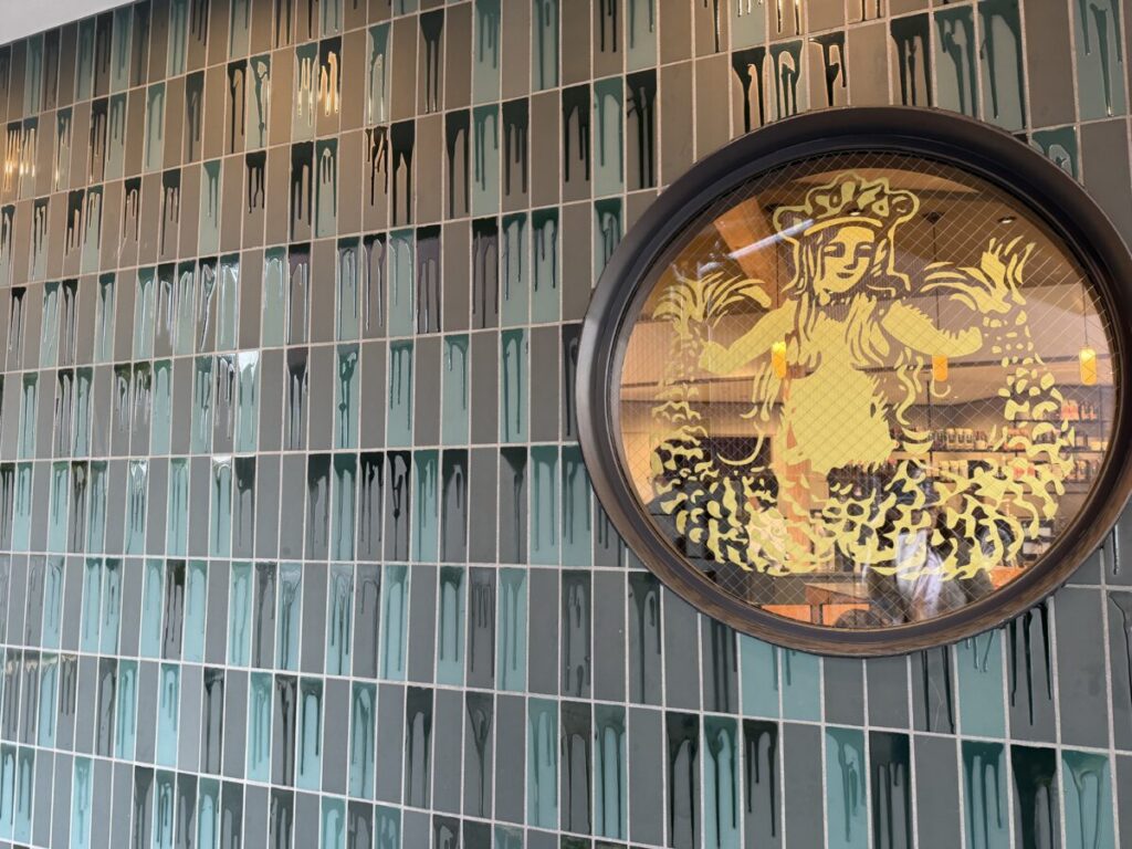 スタバ谷中御殿坂店のうろこのようなタイルとサイレン