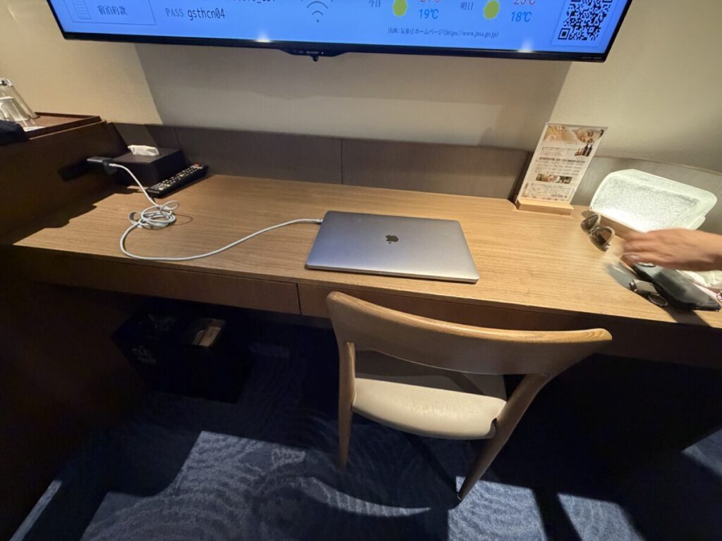 ホテルコレクティブ那覇の客室デスクは仕事しやすい電源も完備