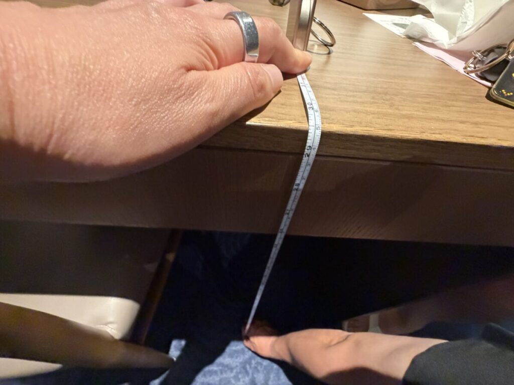 ホテルコレクティブの部屋の机の高さの計測