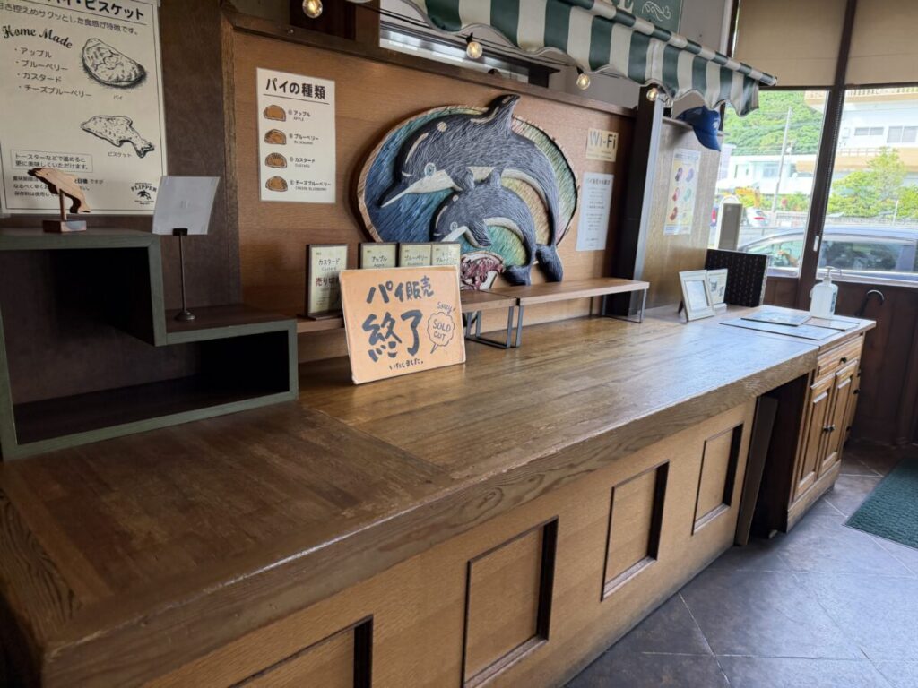 名護の名店ふりっぱーの人気パイ売り切れの棚