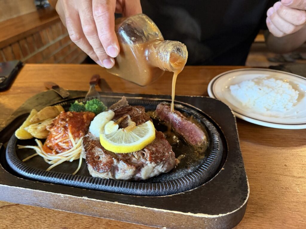 名護の名店ふりっぱーのステーキソースは本当においしい