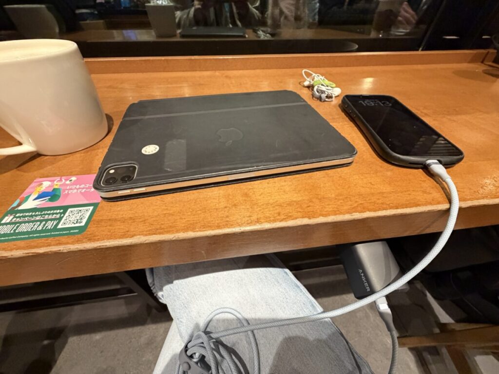 福岡大濠公園スターバックスの電源コンセント席は窓際のカウンター席