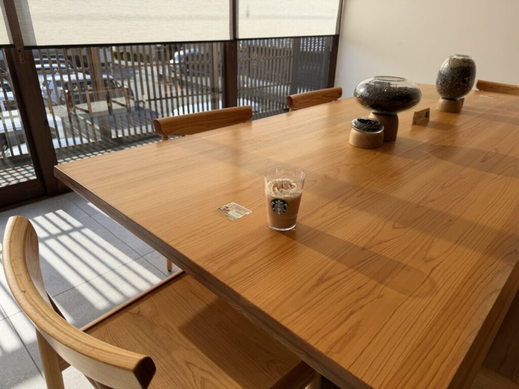 スターバックス伊勢神宮内宮店のテーブル席はコンセントはないが作業できる