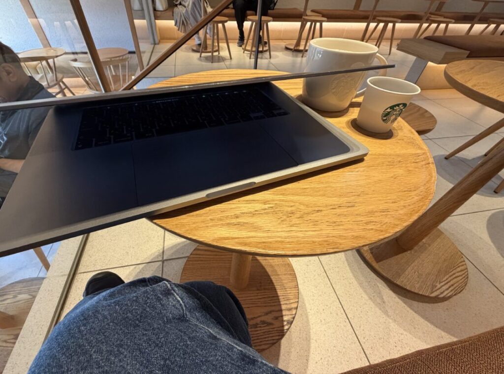 スターバックス伊勢内宮店の席はPCが傾く席がある