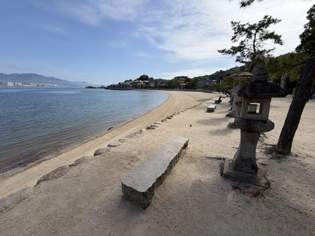 厳島神社スターバックスの目の前の海でピクニックができるベンチ。テイクアウトもおすすめ