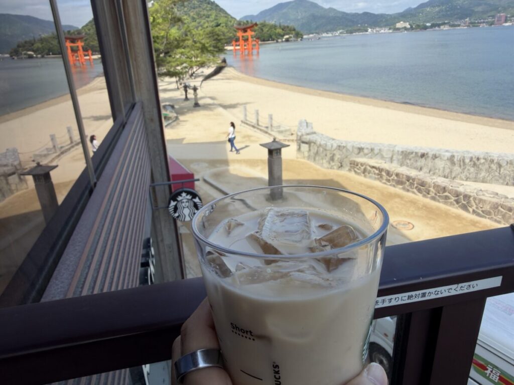 スターバックス厳島表参道店のテラス席の風景は大鳥居と瀬戸内海