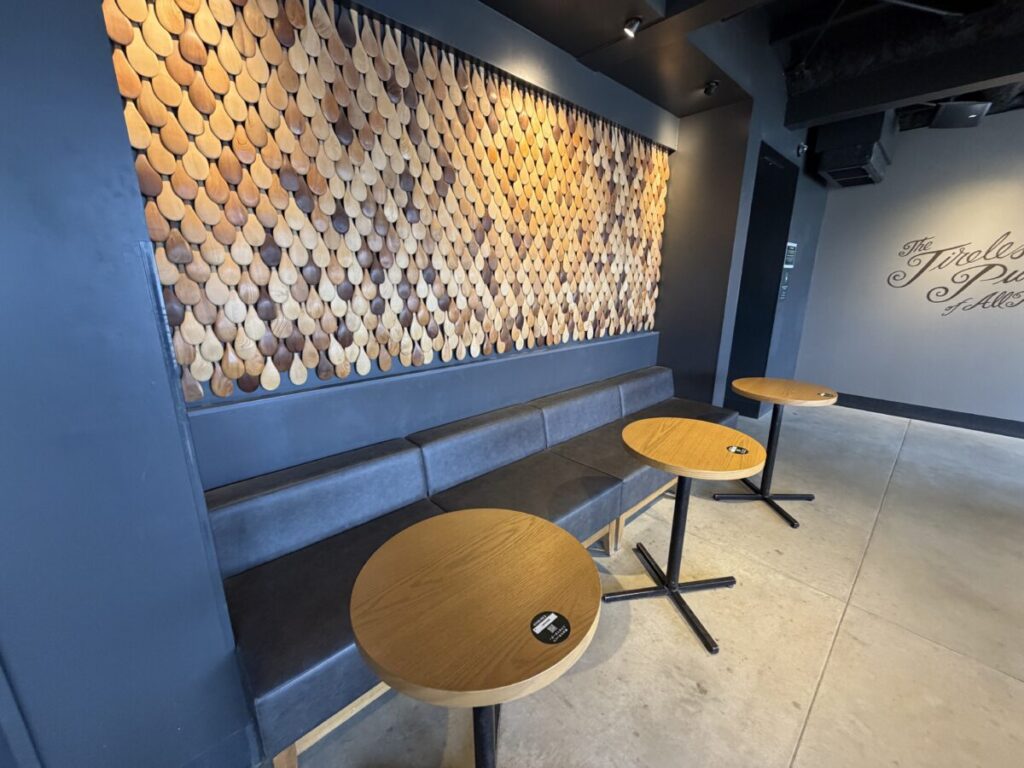 スターバックス厳島神社店の2階の宮島しゃもじアートの壁