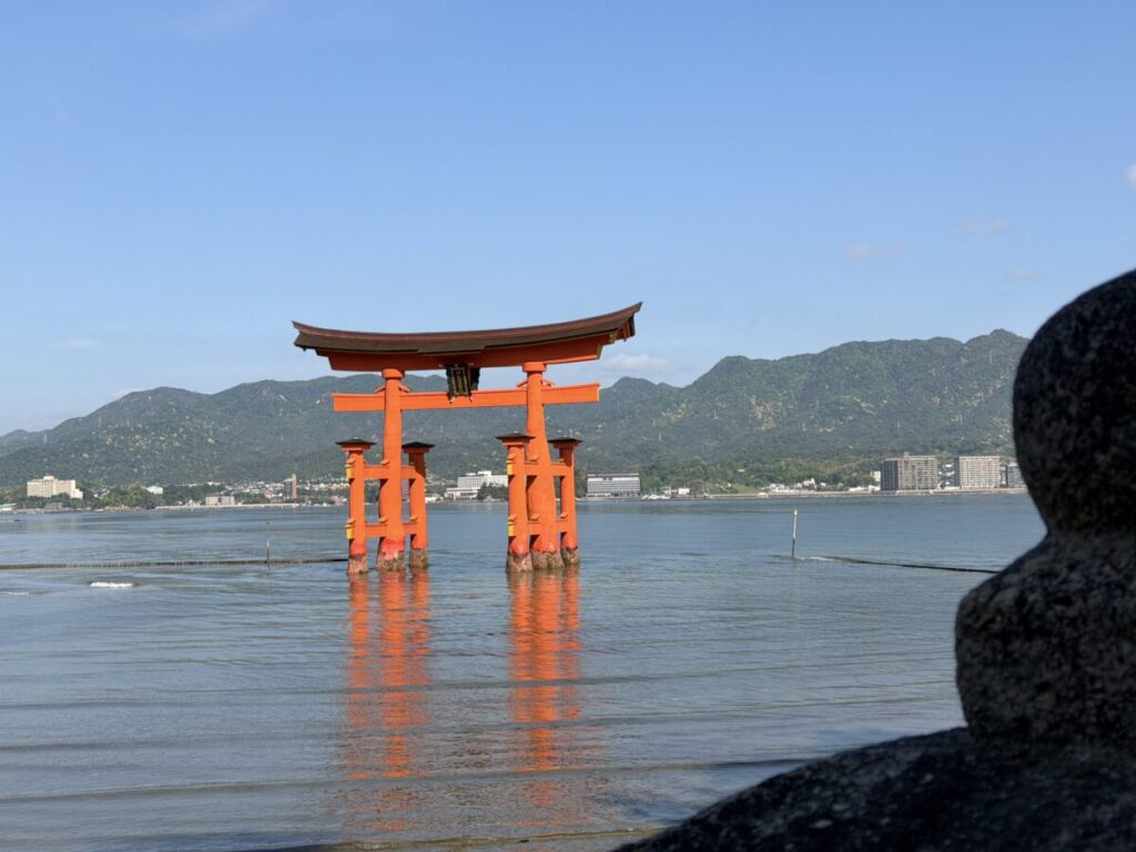 厳島神社スターバッk洲は、大鳥居が見える