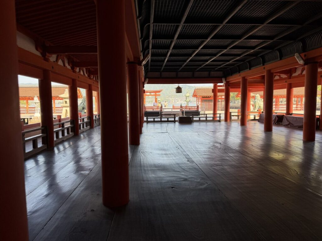 朝8時台の厳島神社は静か