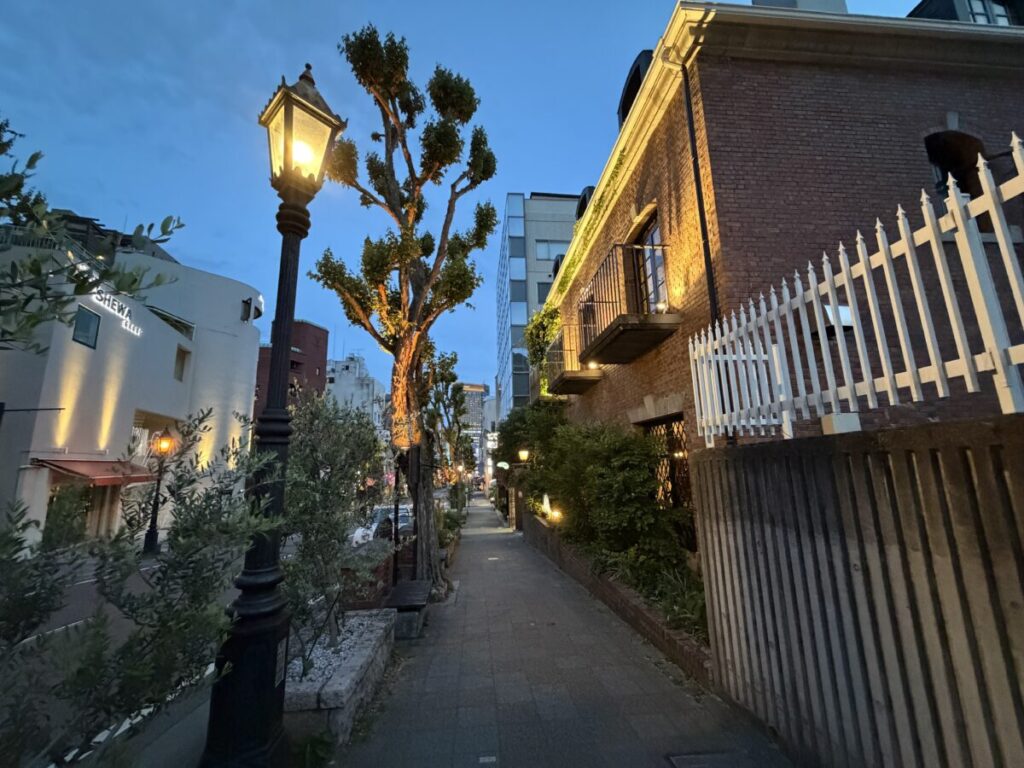 神戸・北野の坂は夕方から夜にかけて美しい