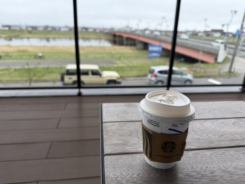 北海道唯一のリージョナルランドマーク店、スターバックス　釧路鶴見橋店の最高席はテラス席