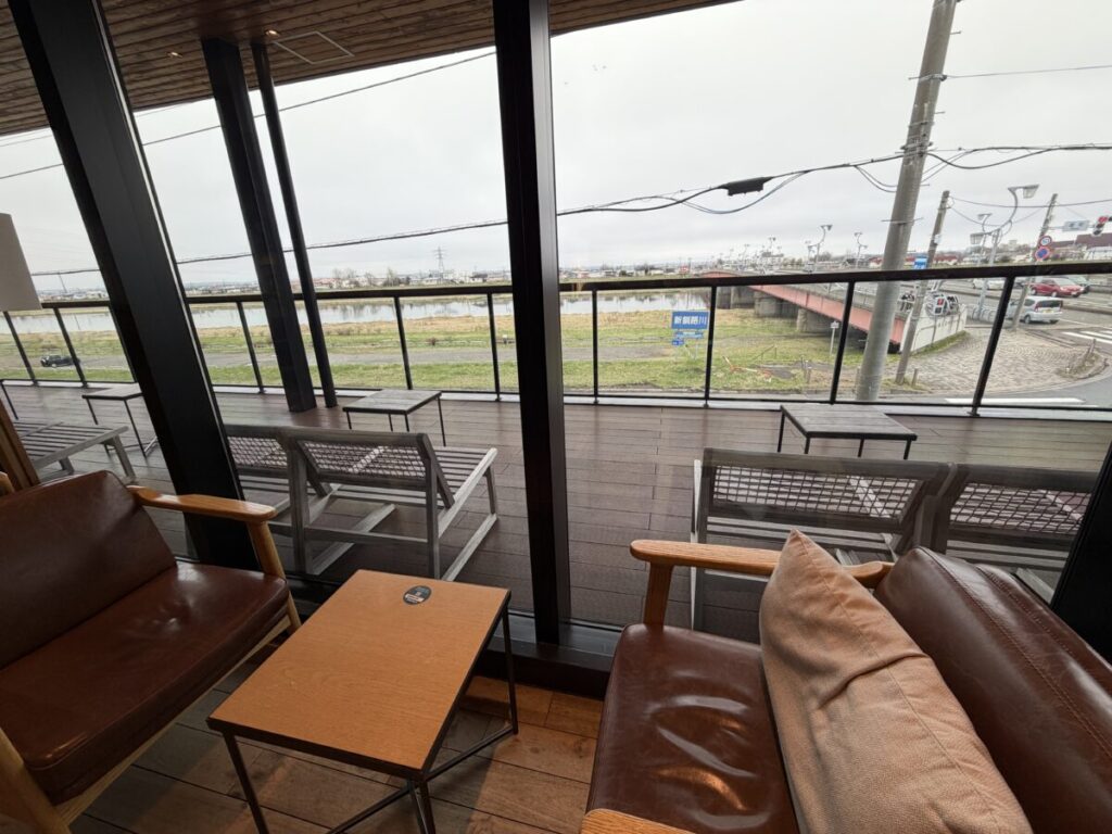 スターバックス釧路鶴見橋店のソファ席からも川が見える