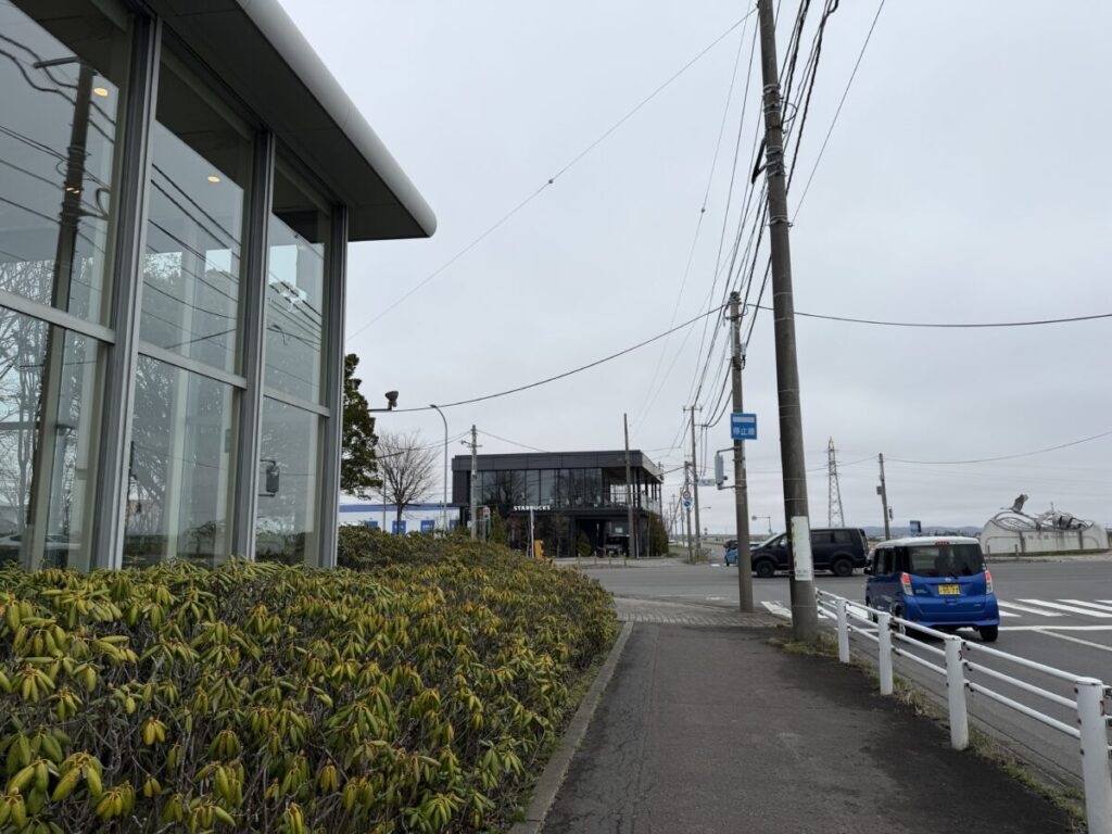 スターバックス釧路鶴見橋店と六花亭鶴見橋店は隣同士　ハシゴしたい