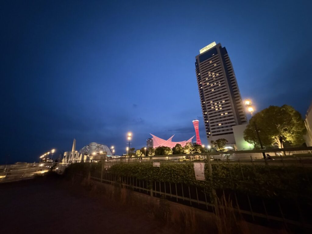 夜の神戸メリケンパークのライトアップ