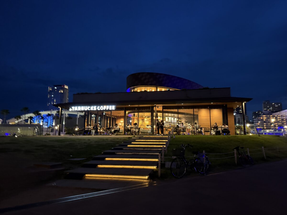 スタバ神戸メリケンパーク店の夜の入り口は幻想的