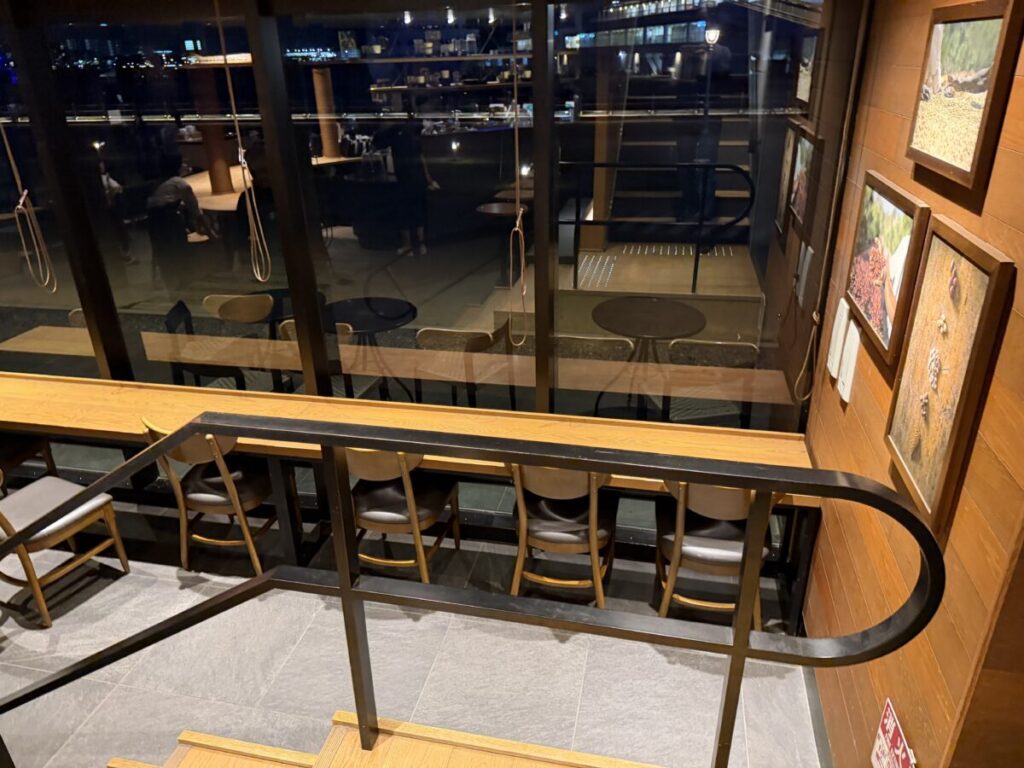 リージョナルランドマークストア・神戸メリケンパーク店の１階のカウンター席は作業できる