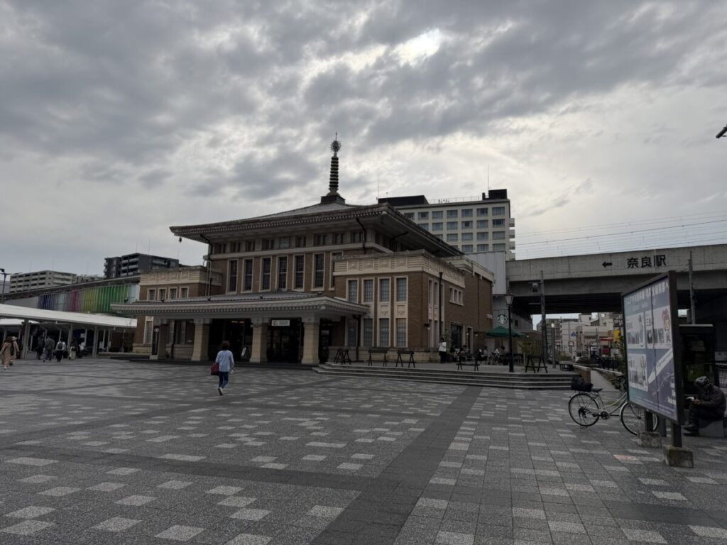 JR奈良駅は復刻され美しい姿に 1階にはスターバックスが