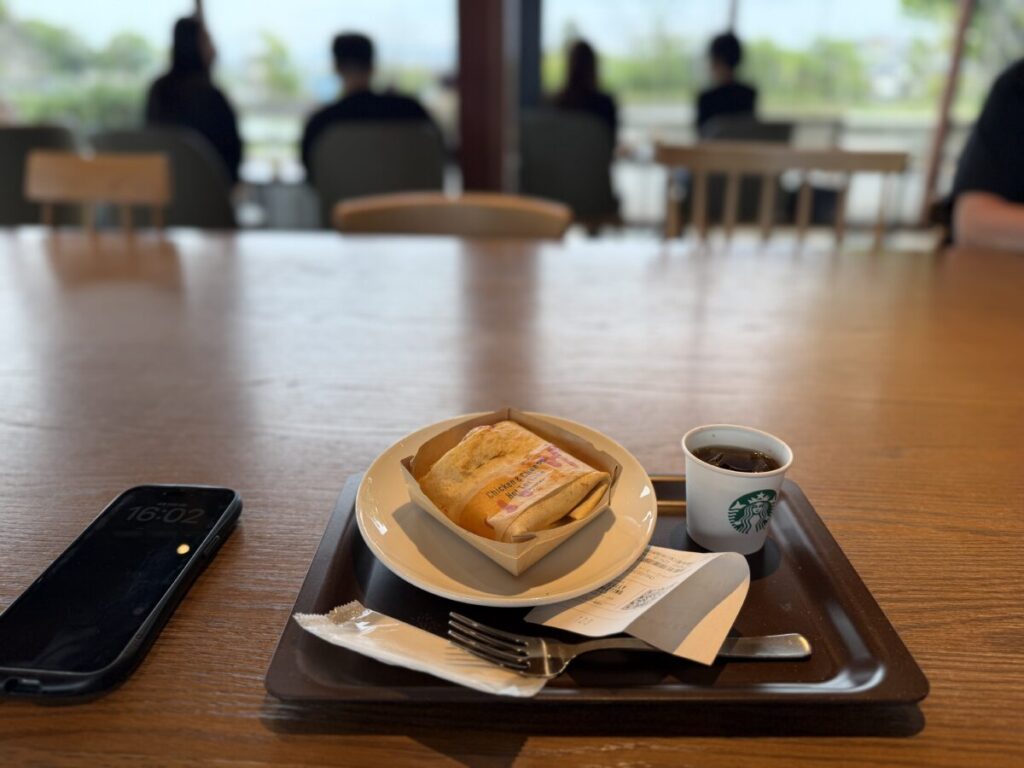 スタバ奈良鴻ノ池運動公園店のコミュニティテーブルは広々として使いやすいが、電源なし