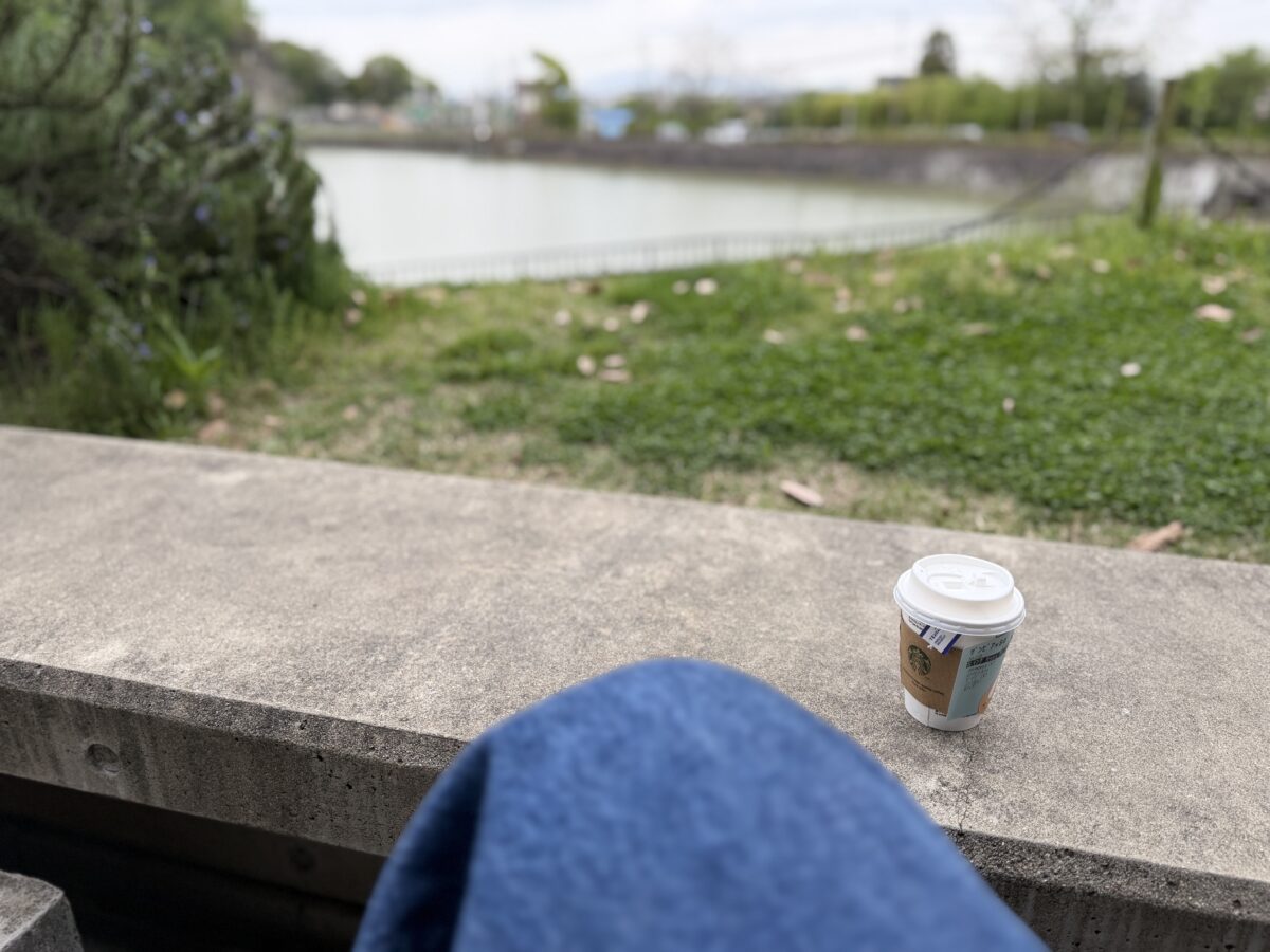 スターバックス　リージョナルランドマーク店の奈良鴻池運動公園店のテラス席で池を眺める