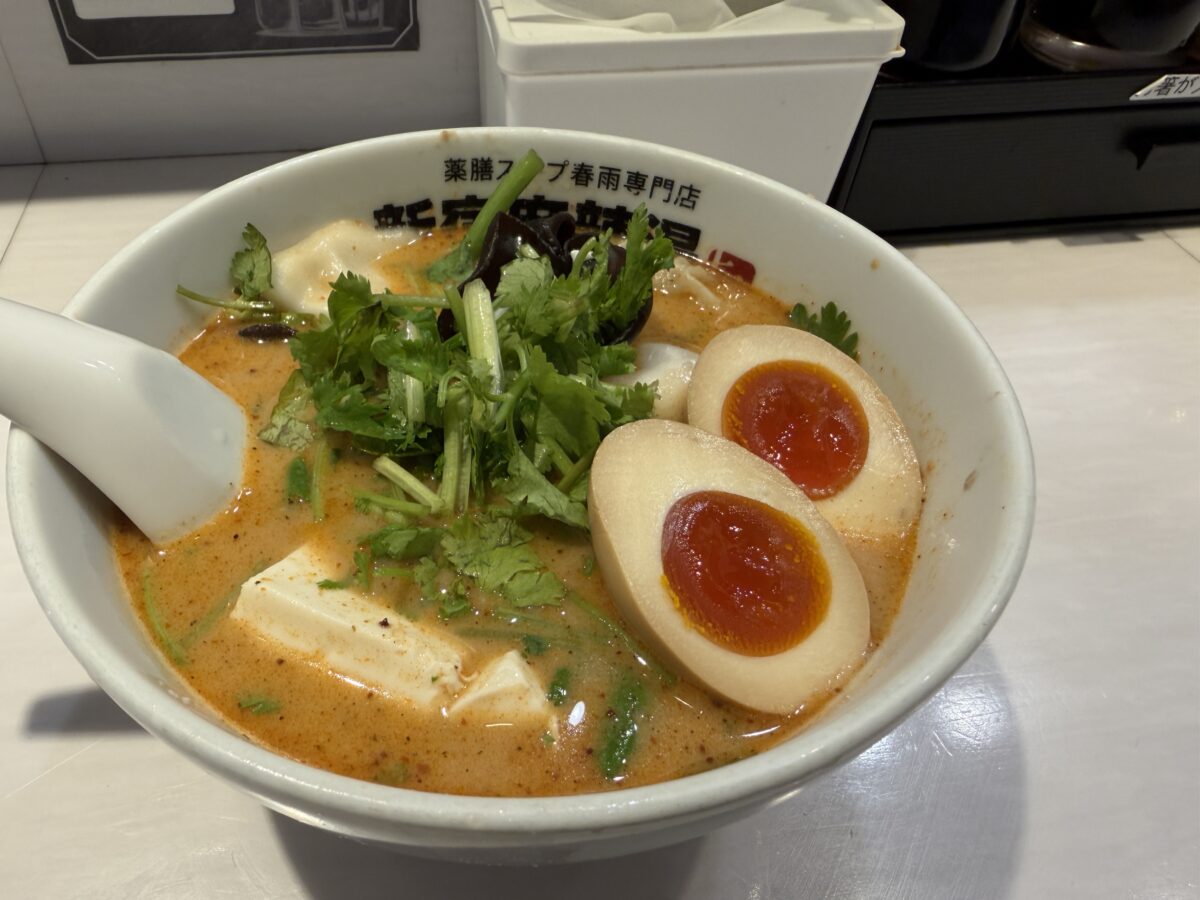 新宿西口の新宿麻辣湯出来上がり、人気具材は卵
