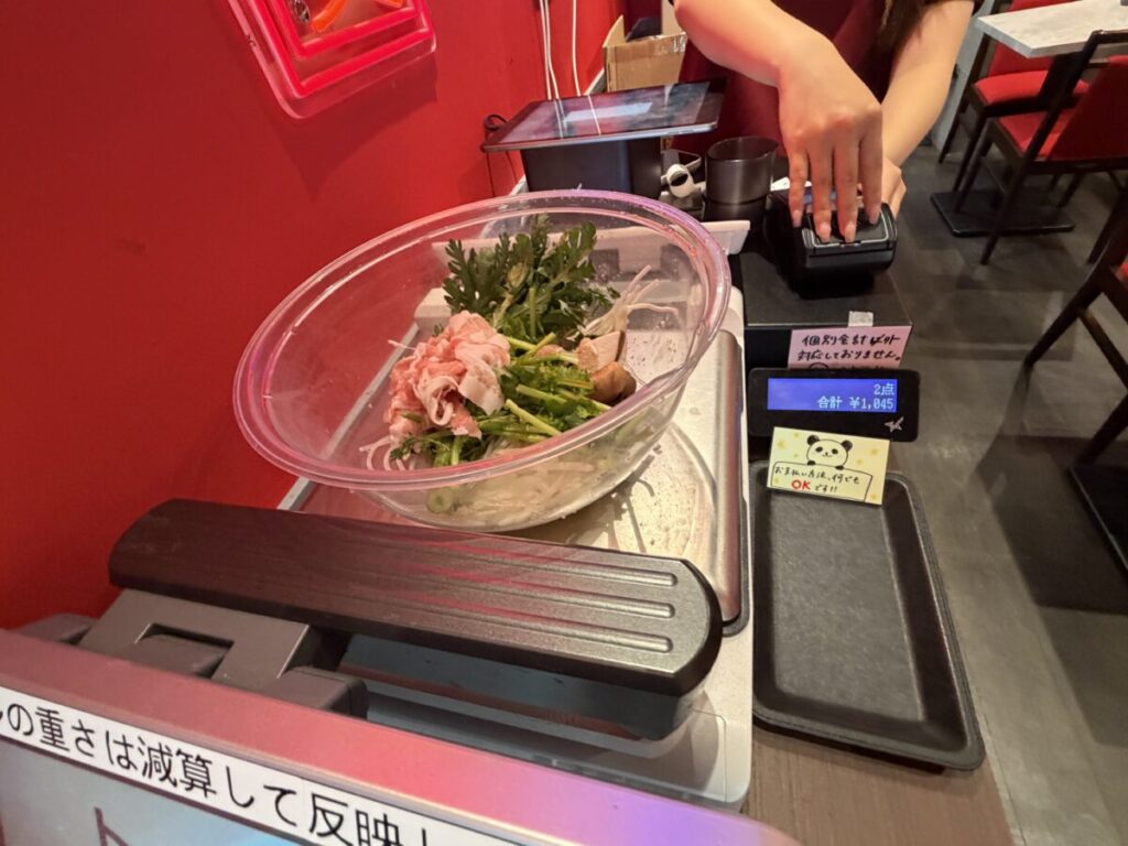 新宿南口無敵の具材を測っているところ