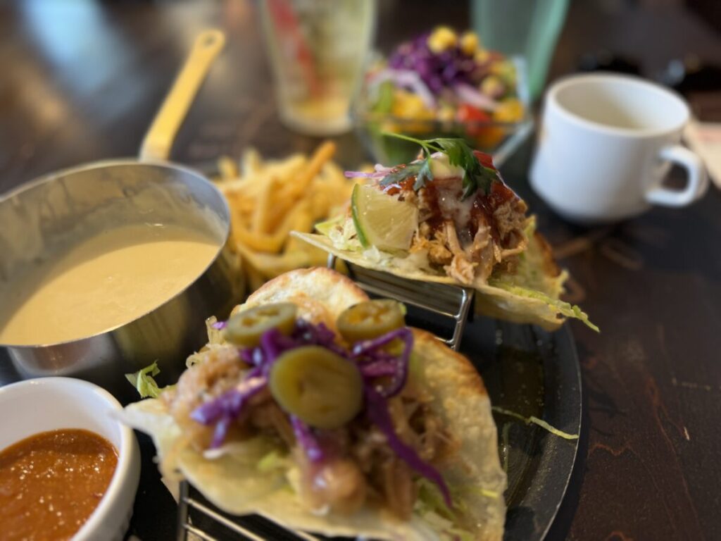 新宿歌舞伎町・hangout hangoverのジャンキーチーズタコス