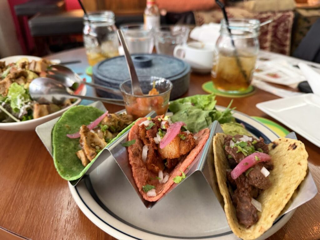 新宿3丁目メキシコ料理のavocadoのランチタコスは、カラフル
