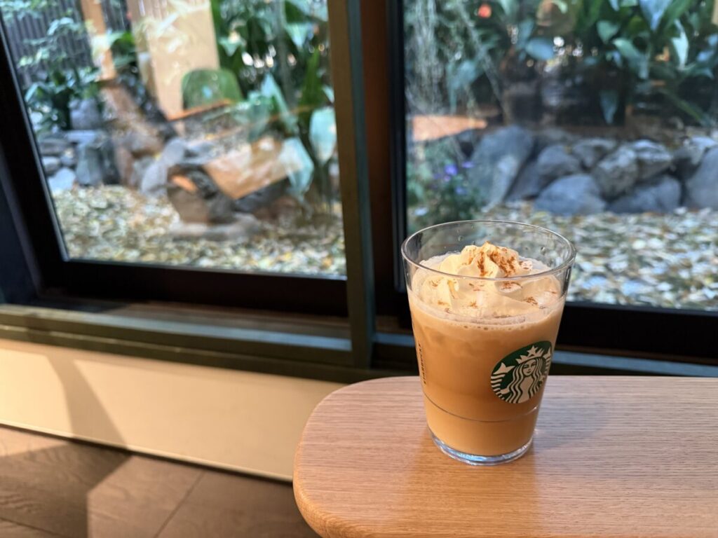 スターバックス京都円山公園の地下の店にてアイスミルクティー
