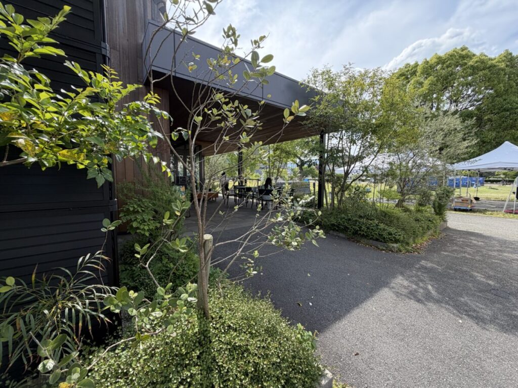 スターバックス山口市中央公園店の外観　緑との調和が美しい