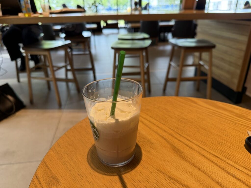 スタバ山口市中央公園店店内　ハイスツールの中央テーブルには電源がない