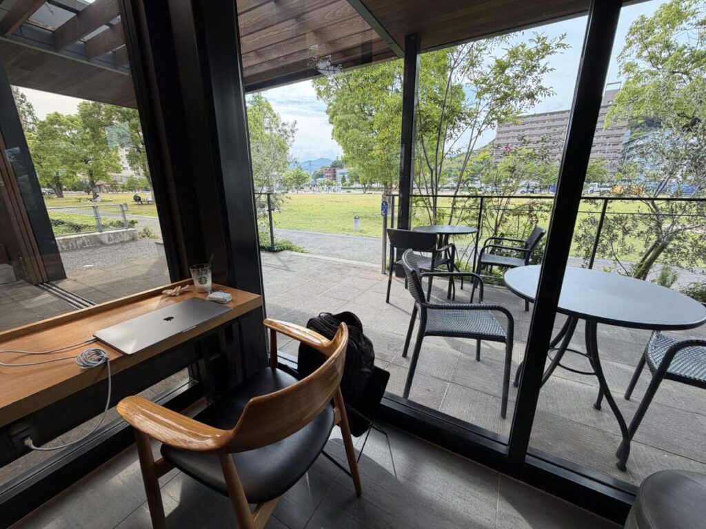 スタバ山口市中央公園店のデスク電源席